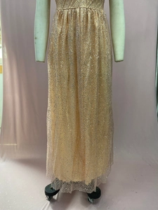 Détail de la robe longue en tulle champagne avec sequins argentés et coupe à taille haute