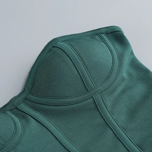 Détail de la robe bandage vert foncé montrant la texture côtelée et les coutures de bonnet