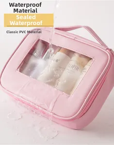 Dettaglio del beauty case rosa impermeabile con finestra in PVC sotto l'acqua corrente