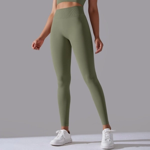 Nahaufnahme der olivgrünen, nahtlosen Leggings mit hoher Taille und Sport-BH-Set
