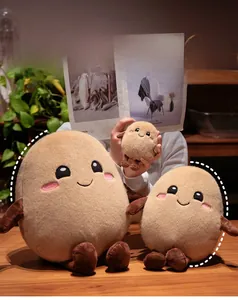 Trois peluches de patates de tailles variées sur une table en bois et décor intérieur