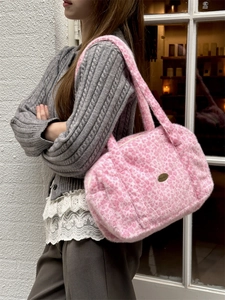 Detail der flauschigen rosa Leoparden-Plüschtasche mit Metalllogo für den Winter-Look