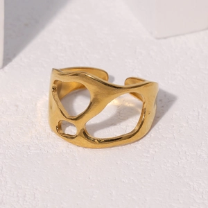 Bague ouverte ajourée irrégulière en acier inoxydable doré au design moderne