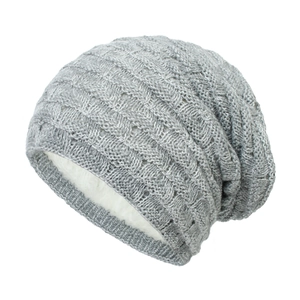 Détail d'un bonnet tricoté gris avec doublure polaire blanche pour isolation thermique