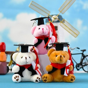 Vista dettagliata di ciondoli orsetti di peluche per laurea in rosa, bianco e marrone