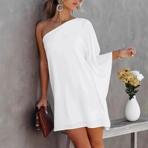 Robe courte en mousseline blanche à une épaule avec dégradé et coupe décontractée