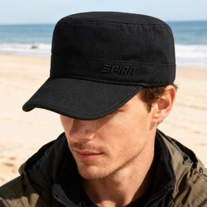 Berretto militare nero da uomo in cotone con ricamo SPIRIT indossato sulla spiaggia