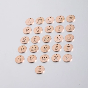 Lot de 26 pendentifs ronds en acier rose doré avec lettres de l'alphabet ajourées