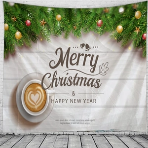 Dettaglio arazzo natalizio con rami di pino, decorazioni festive e tazza di caffè artistica