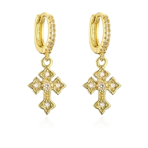 Orecchini a cerchio placcati oro 18K con croce di zirconi su sfondo bianco