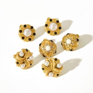 Boucles d'oreilles vintage en acier doré 18 carats avec perles et détails zircon