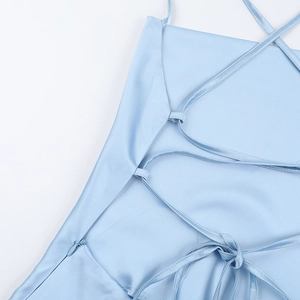 Détail d'une robe en satin bleu clair avec bretelles croisées au dos et fermeture éclair