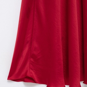 Robe dos nu en satin rouge avec col bénitier et ourlet élégant drapé fluide
