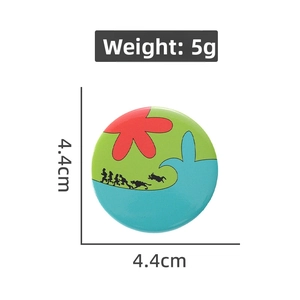 Detail of 4.4cm Scooby-Doo cartoon badge showing exact size and 5g weight specifications
