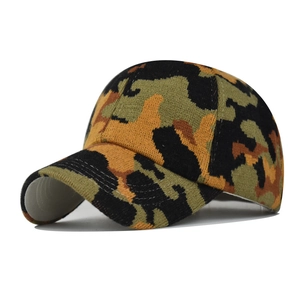 Detail einer Camouflage-Strickmütze mit gebogener Krempe und dicker warmer Textur
