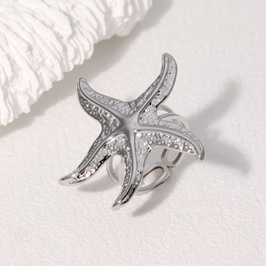 Dettaglio macro dell'anello a stella marina d'argento con texture e fascia regolabile