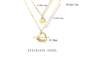 Détail macro du collier double couche en acier inoxydable avec pendentif coeur Mama doré
