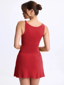 Gros plan sur la robe rouge moulante dos nu montrant la maille élastique et le col rond profond