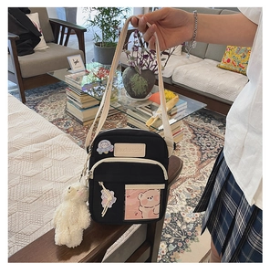 Détail du joli sac bandoulière japonais en toile noire avec un charmant ours en peluche blanc