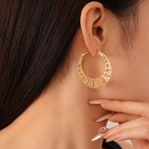 Boucles d'oreilles créoles dorées géométriques avec texture métallique pour femme