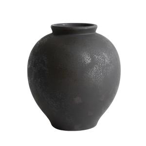 Vase en céramique noir mat minimaliste avec texture rustique et forme ronde épurée