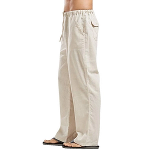 Dettaglio dei pantaloni in lino beige con coulisse in vita, tasche e trama del tessuto