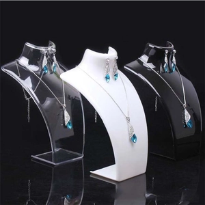 Parure collier et boucles d'oreilles argentées avec gouttes sur bustes d'expo