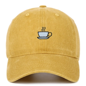 Détail d'une casquette en coton jaune moutarde avec broderie de tasse à café