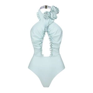 Détail du maillot de bain vert menthe avec fleurs 3D et décolleté dos nu à volants