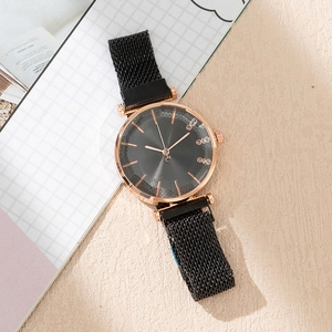 Reloj de mujer en oro rosa con esfera negra y correa magnética de malla milanesa