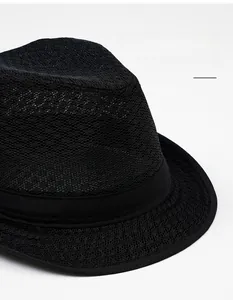 Nahaufnahme der schwarzen Mesh-Fedora mit feiner Webstruktur und breiter Sonnenkrempe