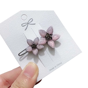 Elegant retro flower hair clip with pink resin petals and black metal frog buckle