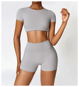 Détail d'un haut court gris chiné et d'un short de sport taille haute pour le yoga et fitness