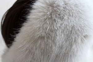 Gros plan sur la texture épaisse en fausse fourrure de renard pour bonnet d'hiver doux