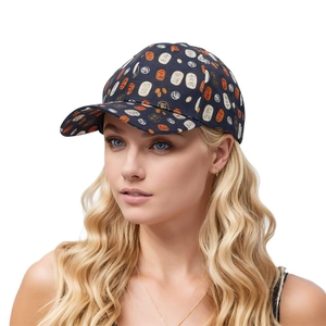 Détail de la casquette de baseball en coton bleu marine avec motifs de timbres chinois anciens