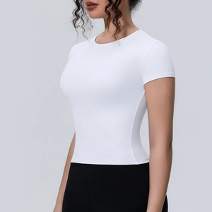 Vue de côté du t-shirt de yoga blanc ajusté avec un tissu élastique et respirant