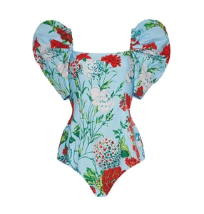 Dettaglio costume da bagno floreale vintage con maniche a sbuffo e scollo quadrato