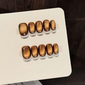 Ongles autocollants œil de chat marron avec pointes françaises et strass carrés