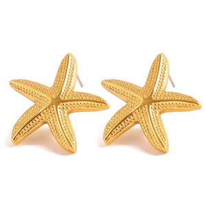 Boucles d'oreilles étoiles de mer dorées avec texture détaillée en ensemble minimaliste