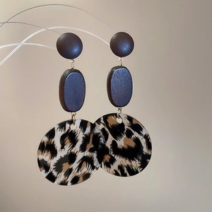 Detailansicht der runden Acryl-Ohrringe mit Leopardenmuster und Vintage-Resin