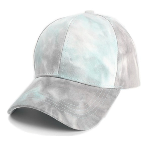 Vue détaillée de la casquette de baseball en coton tie-dye avec motifs bleus et coutures