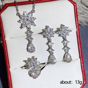 Set di gioielli floreali in zircone argento con collana e orecchini in scatola rossa
