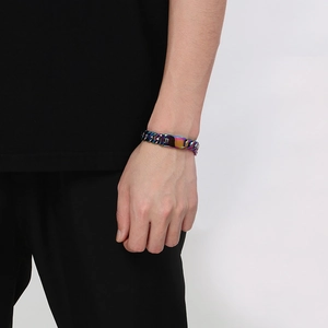 Gros plan d'un bracelet gourmette arc-en-ciel de 12mm avec plaque métallique lisse au poignet