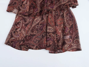 Vista dettagliata della stampa paisley su abito in chiffon vintage con volant