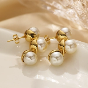 18k gold plated curved stud earrings with white pearls in a high-gloss finish