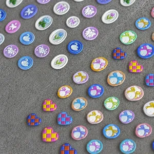 Relief-Nagelsticker mit 3D-Blumen, Schmetterlingen und Schleifen auf Steintextur-Hintergrund
