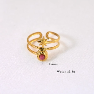Détail d'une bague étoile dorée avec pierre rose montrant la taille 15mm et le poids 1,8g