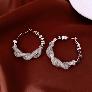 Boucles d'oreilles créoles torsadées en maille argentée avec texture tissée métallique