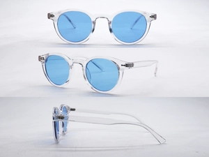 Detailansicht der runden Sonnenbrille mit blauen Gläsern und transparentem Kunststoffrahmen