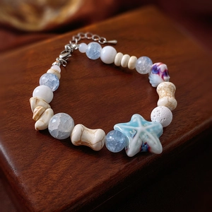 Vue détaillée du bracelet macaron avec breloque étoile bleue et perles craquelées